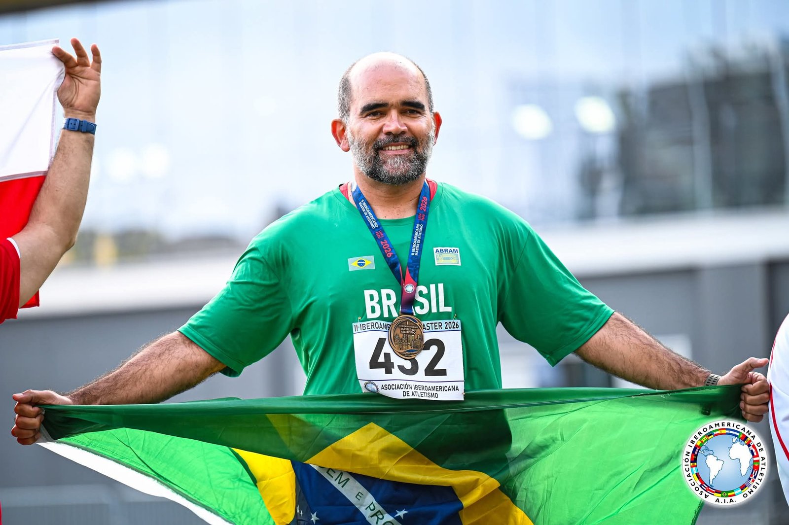 Atleta de Campo Grande, 50 anos, conquista dois ouros e um bronze no Ibero-Americano Master de Atletismo - Imagem do artigo