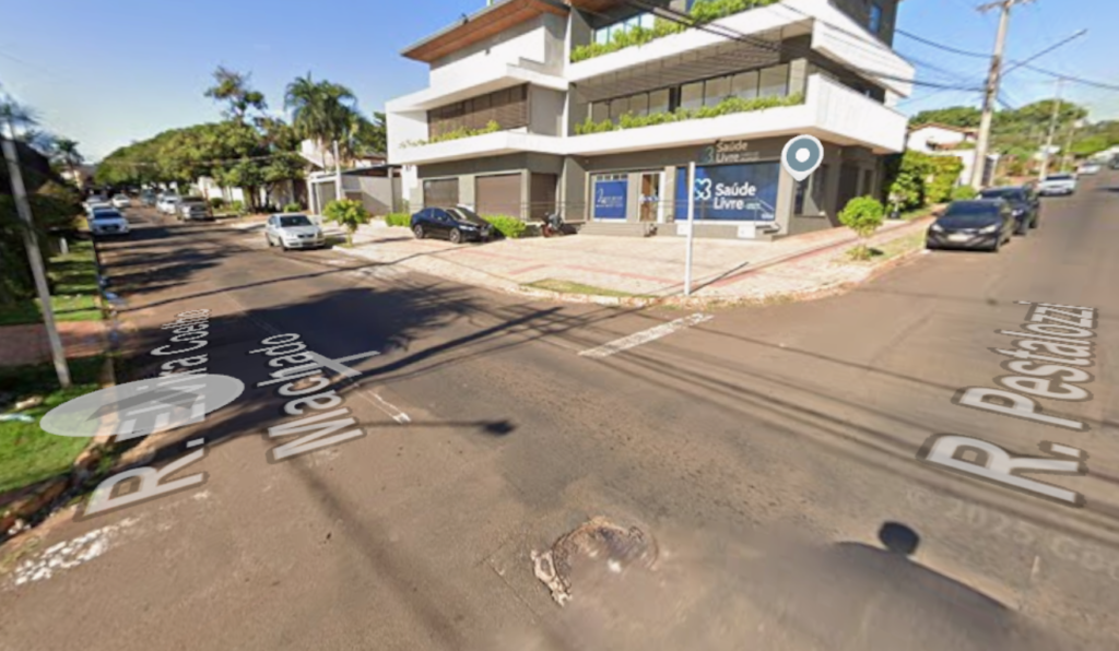 Motociclista sofre fratura de fêmur após colisão com carro que avançou sinal de ‘PARE’