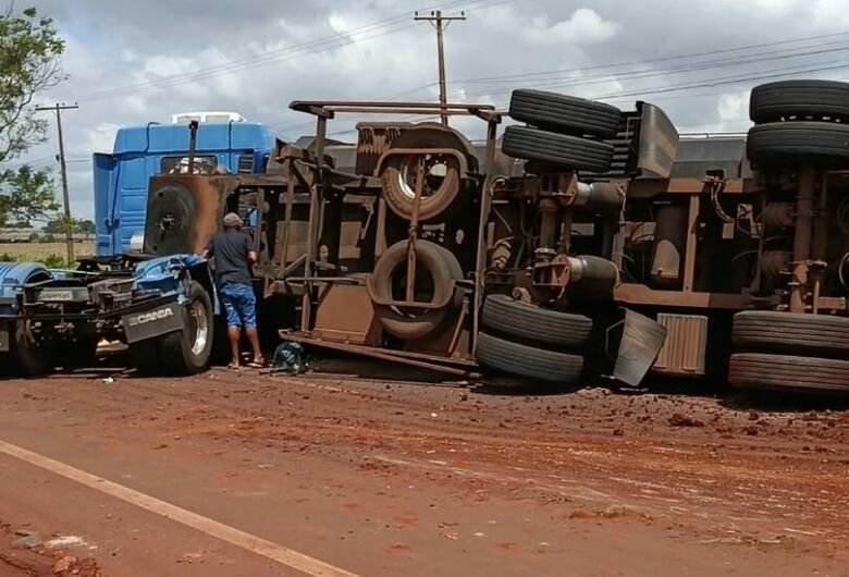 Carreta carregada de farelo de soja tomba na MS‑276, em Dourados