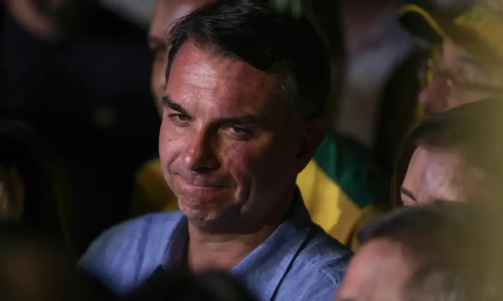 Flávio Bolsonaro diz que saiu do Brasil para liderar oposição
