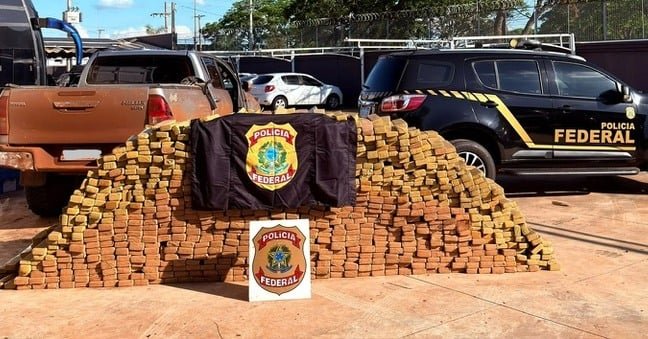 Polícia Federal apreende quase duas toneladas de maconha em caminhonete em casa abandonada