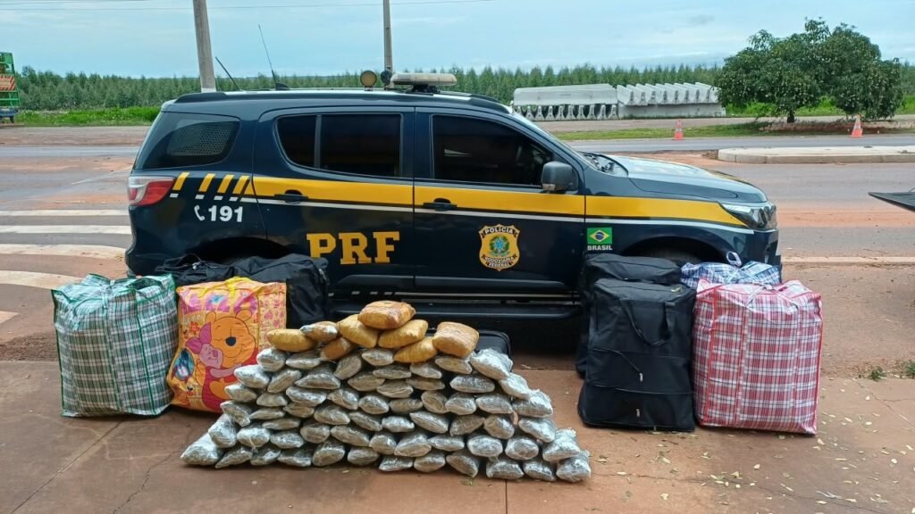 Polícia Rodoviária prende duas mulheres com 253 kg de drogas em ônibus na BR-262