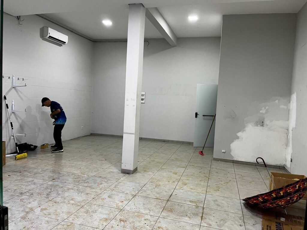 Buraco na calçada de Dourados força comerciantes a retirar estoque e interditar rua