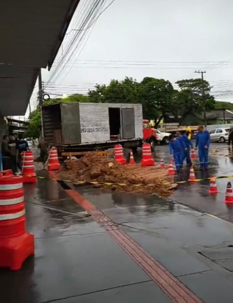 Cratera na calçada da Rua Cuiabá, em Dourados, leva interdição de via