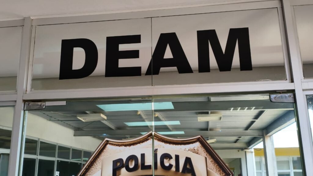 Adolescente de 15 anos é resgatada após quase três dias de cárcere; namorado de 23 anos é preso em Campo Grande