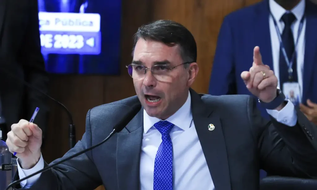 Flávio Bolsonaro condiciona abertura de sigilos à divulgação de documentos de Lula e do Planalto