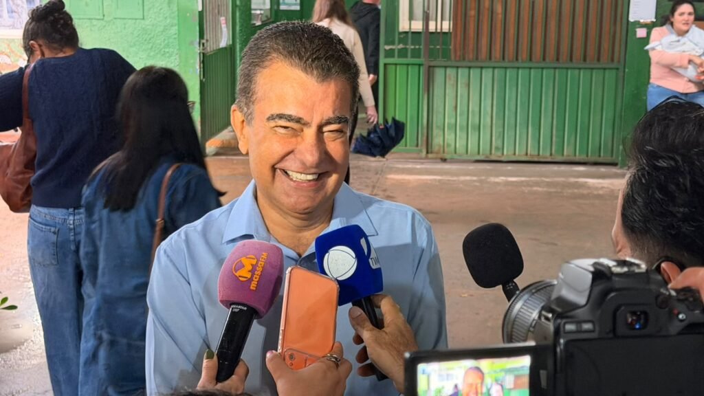 Prefeito de Dourados incentiva eleitores a votar mesmo com chuva forte