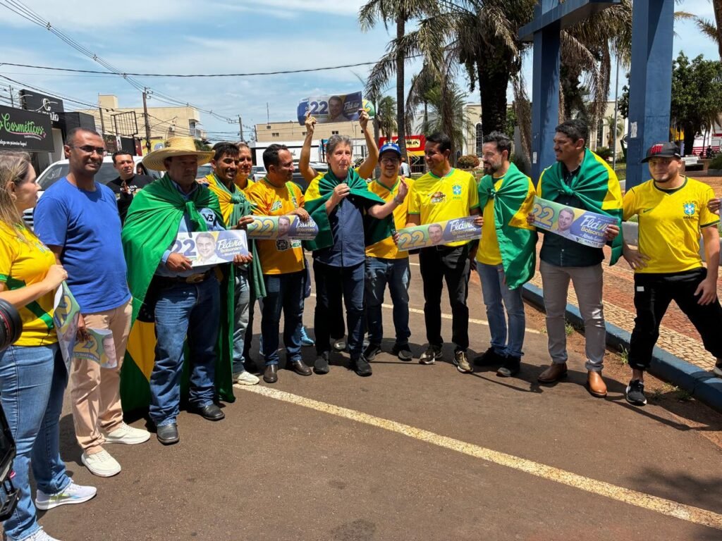 Prefeitos de Paranaíba adesivam veículos em apoio a Flávio Bolsonaro