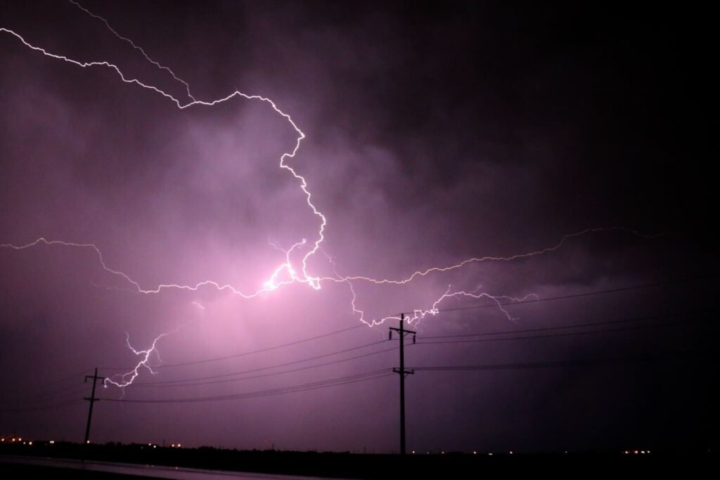 Temporal em Três Lagoas registra 550 raios em 30 minutos e deixa destelhamentos e alagamentos